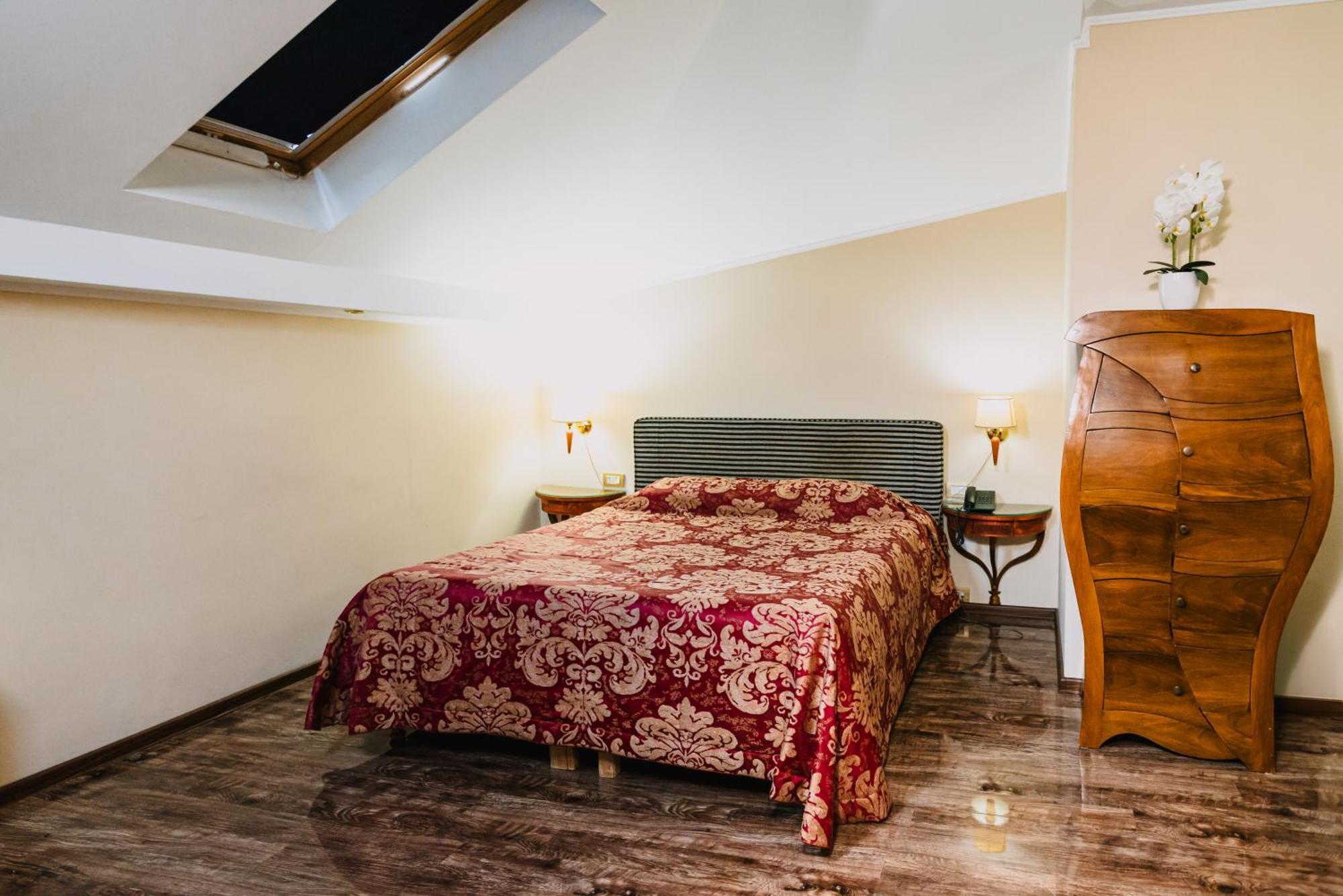 Vigo Hotel Ploiesti Bagian luar foto