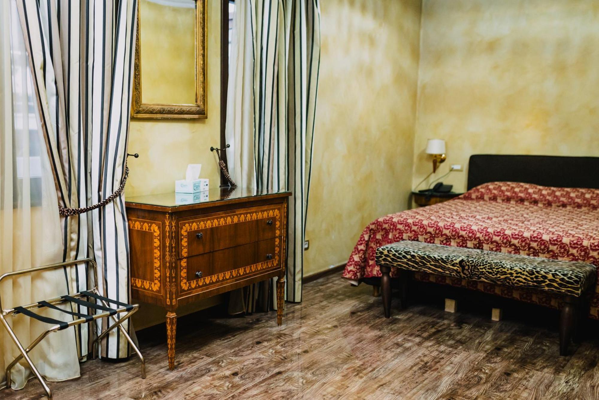 Vigo Hotel Ploiesti Bagian luar foto