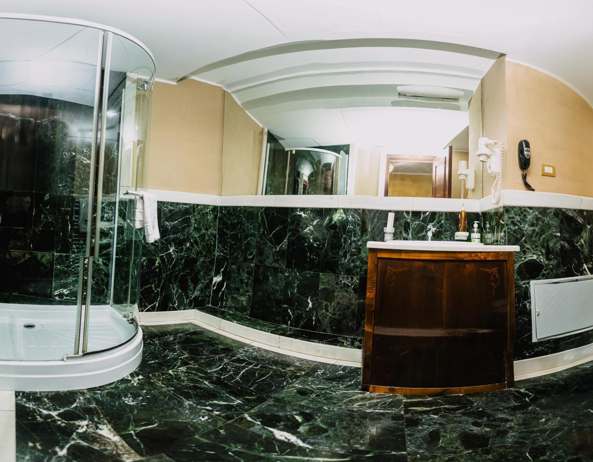 Vigo Hotel Ploiesti Bagian luar foto